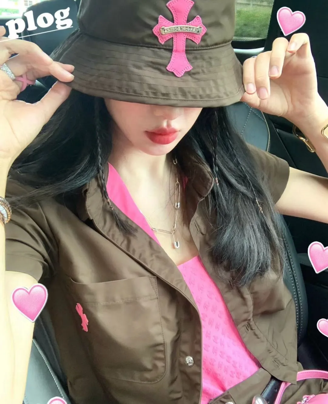 P70 𝐶ℎ𝑟𝑜𝑚𝑒 𝐻𝑒𝑎𝑟𝑡𝑠 Crow Heart Chocolate Barbie Pink Cross Leather Brand Horseshoe Roll Sleeves Sanskrit Letters Fisherman Hat Sun Hat